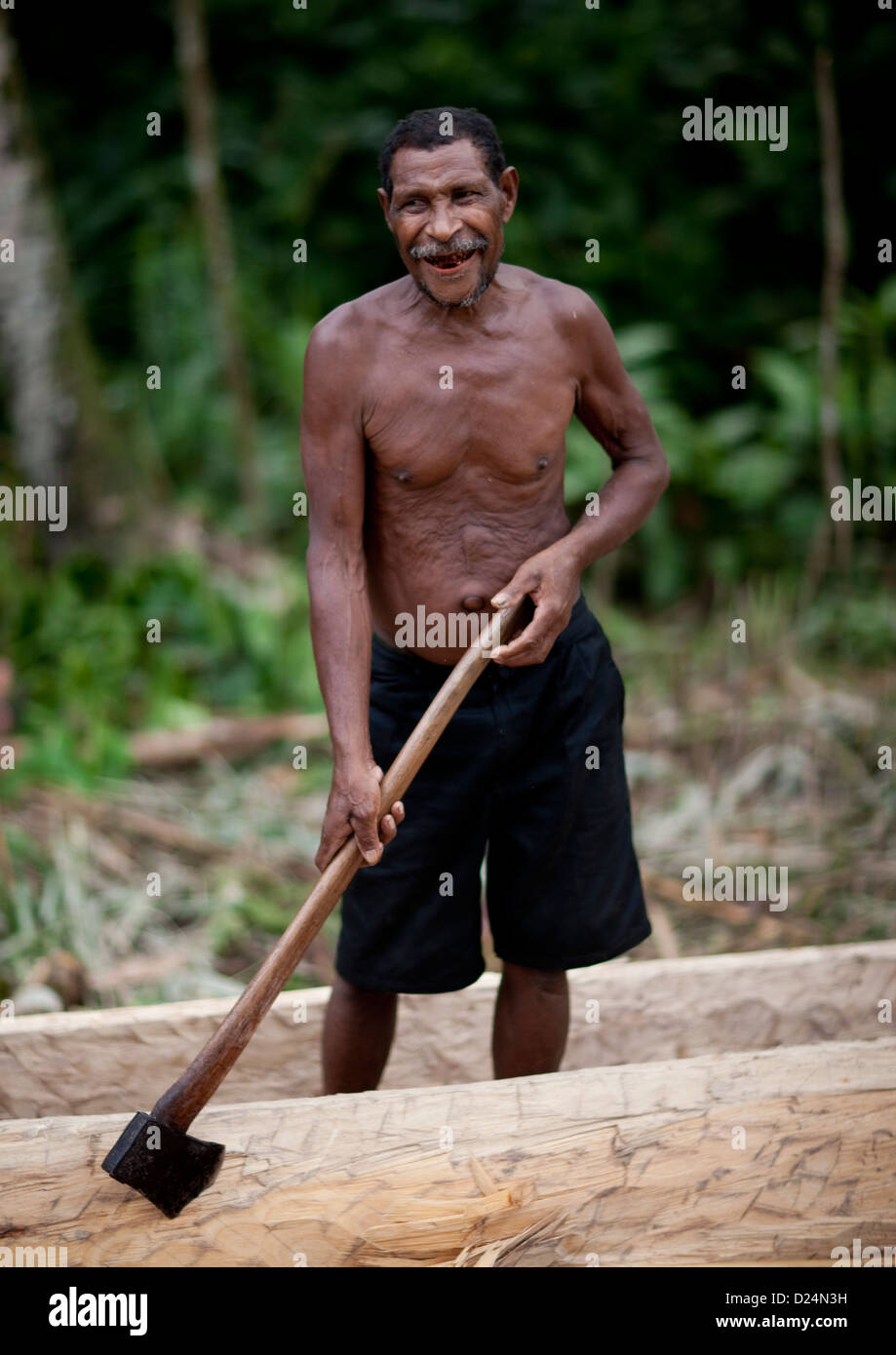 L'uomo facendo una barca gigante, Alotau, Milne Bay, provincia di Papua Nuova Guinea Foto Stock