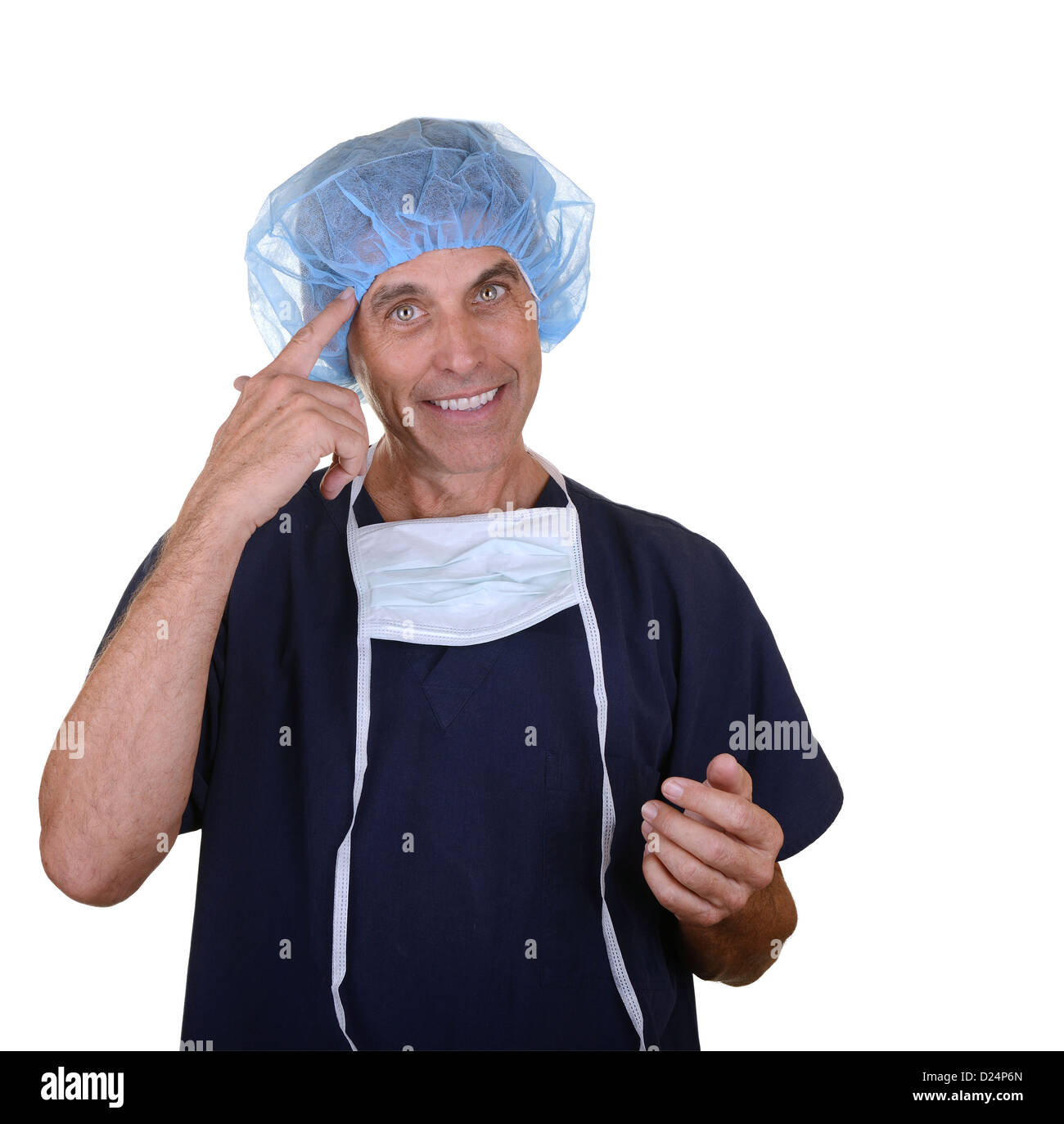 Chirurgo sorridente indossando navy blue scrubs, capelli coperchio, e la maschera a penzoloni rivolto a se stesso Foto Stock