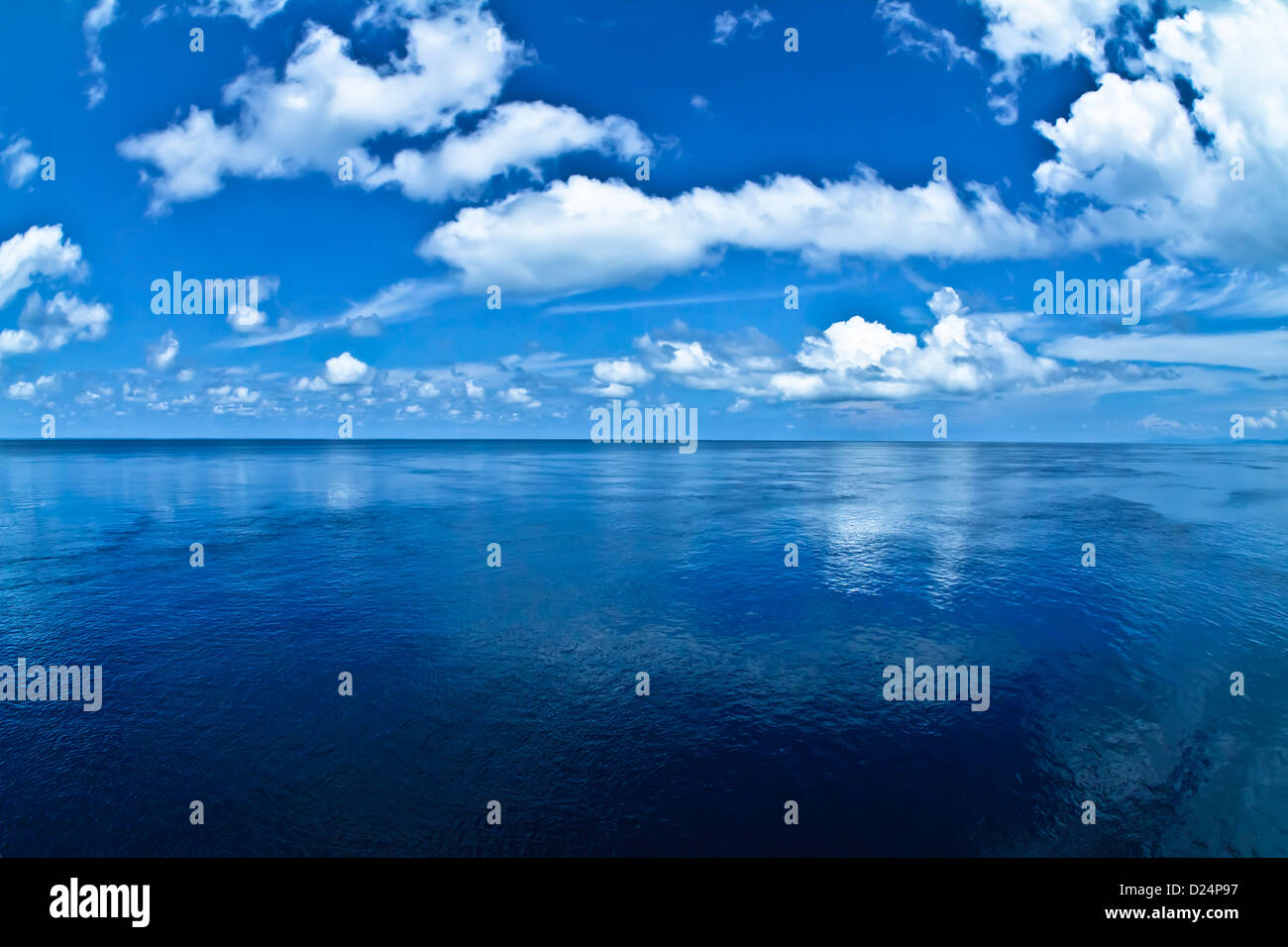 Infinito blu seascape con orizzonte oceano e nuvole bianche Foto Stock