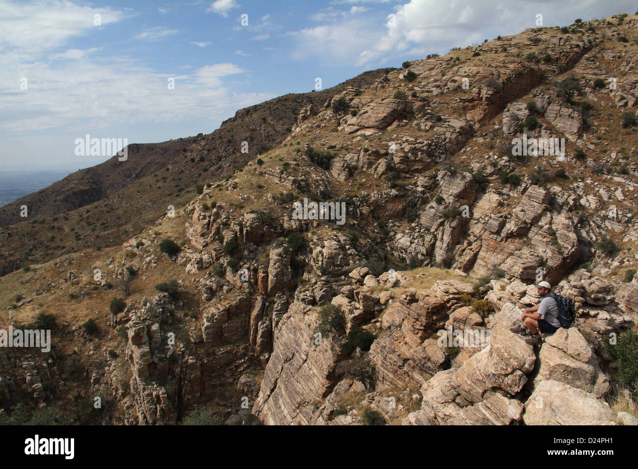 Escursionista sul picco roccioso di Santa Catalina area naturale di Tucson in Arizona Foto Stock