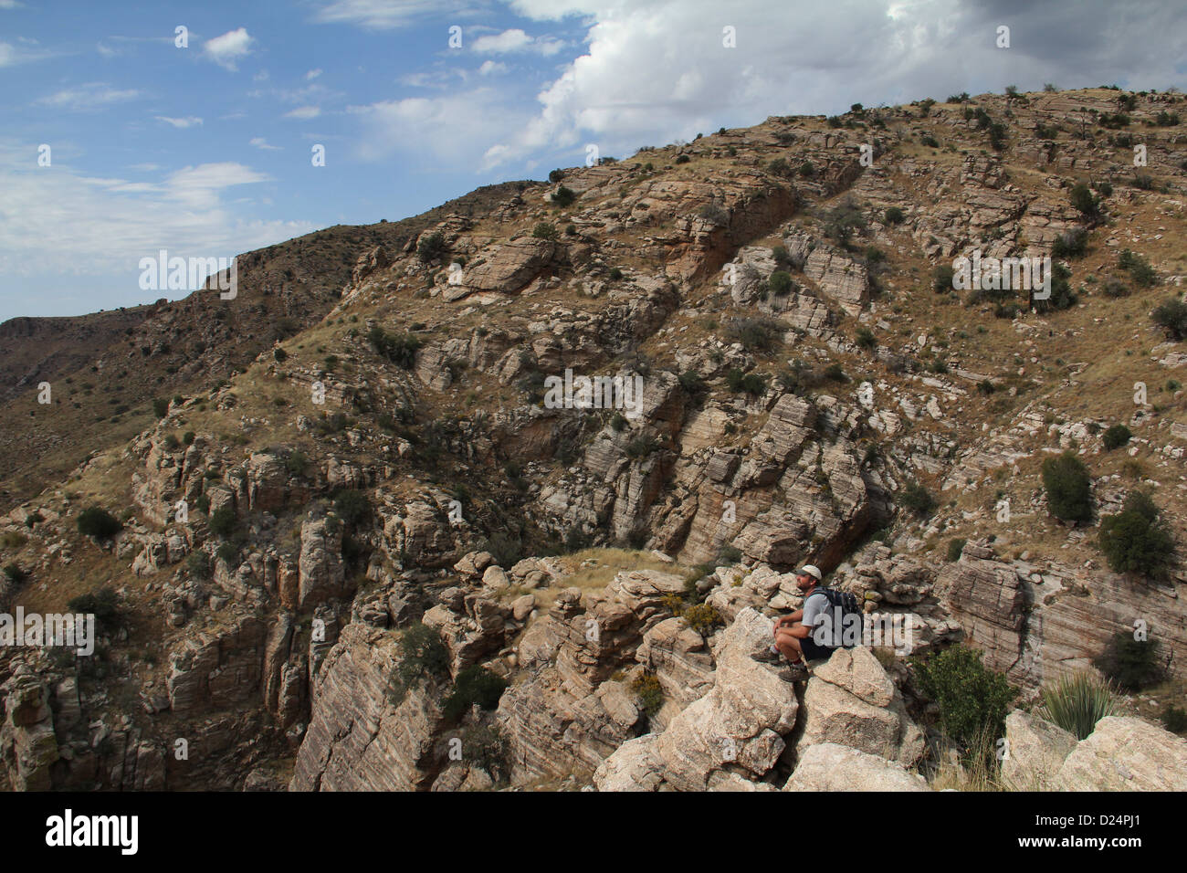 Escursionista sul picco roccioso di Santa Catalina area naturale di Tucson in Arizona Foto Stock