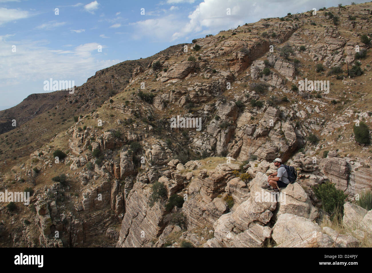 Escursionista sul picco roccioso di Santa Catalina area naturale di Tucson in Arizona Foto Stock