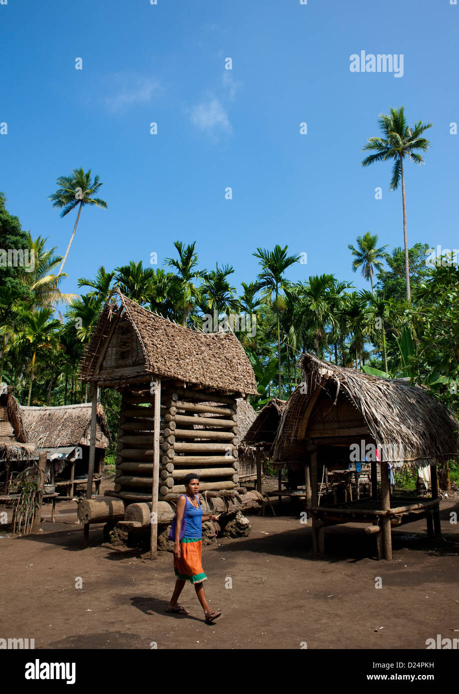 Kid nella parte anteriore di un filato House, Trobriand, Papua Nuova Guinea Foto Stock