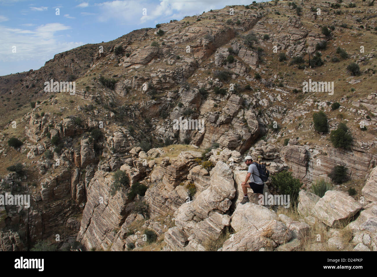 Escursionista sul picco roccioso di Santa Catalina area naturale di Tucson in Arizona Foto Stock