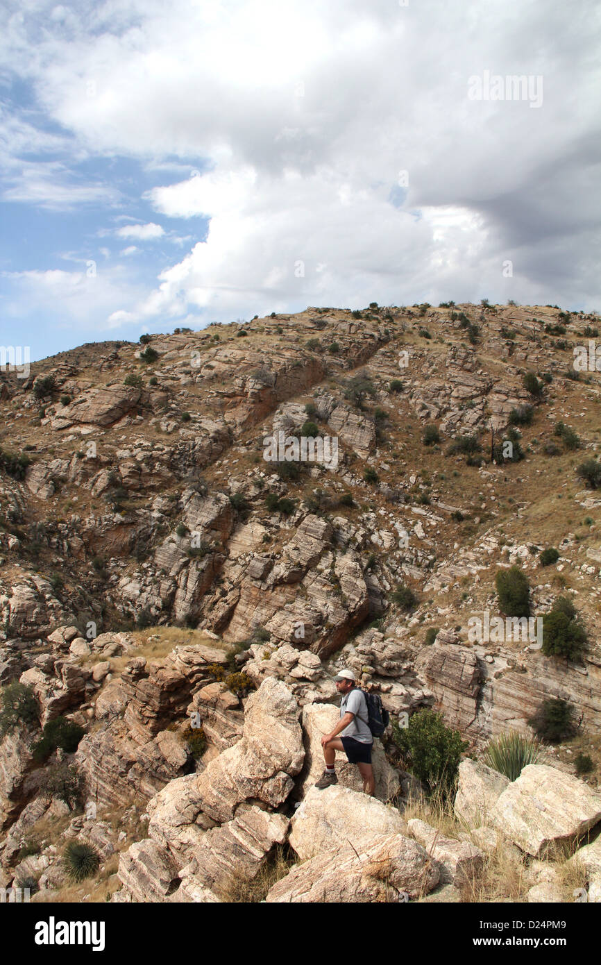 Escursionista sul picco roccioso di Santa Catalina area naturale di Tucson in Arizona Foto Stock