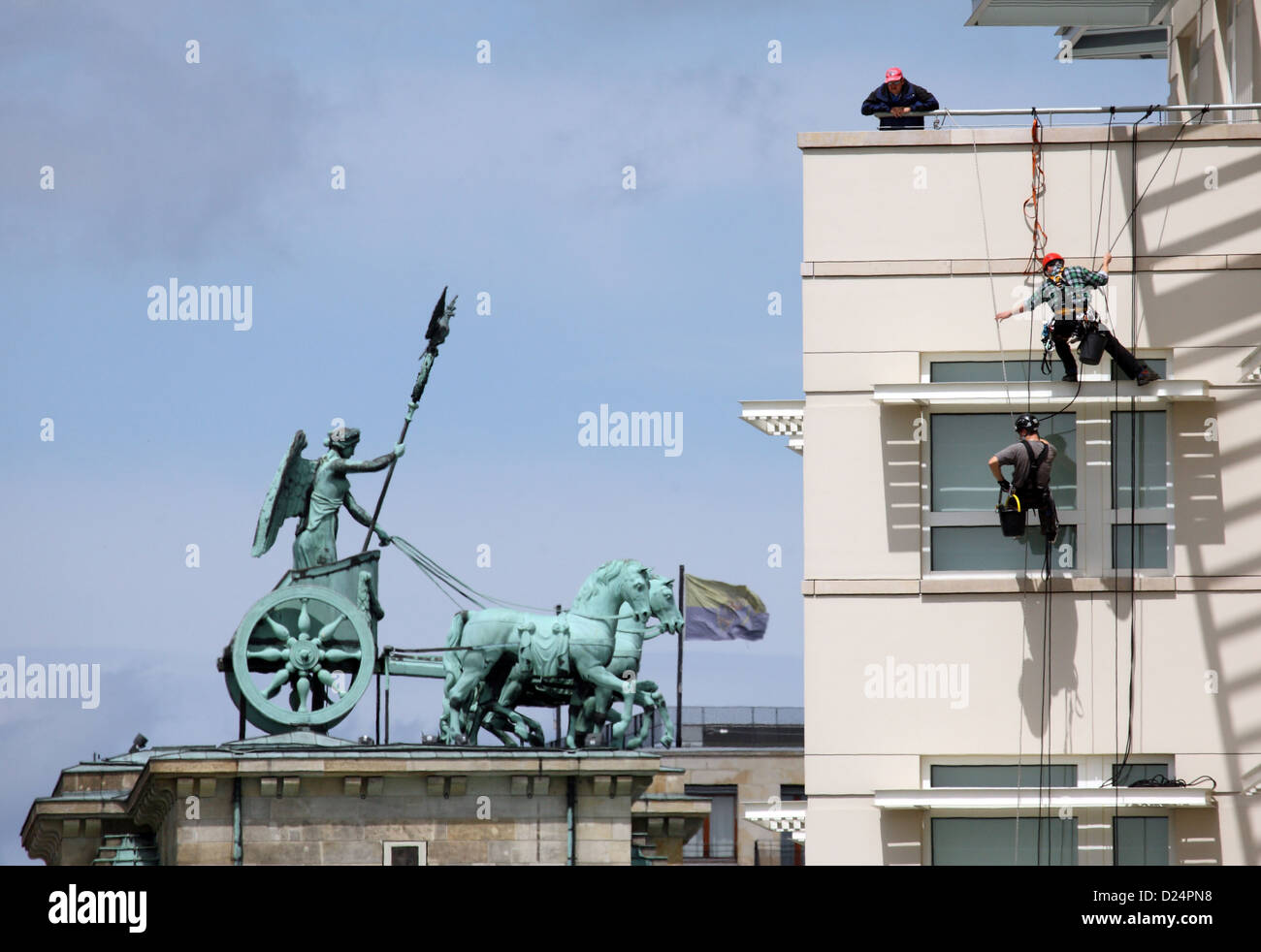 Berlino, Germania, detergenti per finestre presso l'U.S. Ambasciata, lasciata la Quadriga Foto Stock