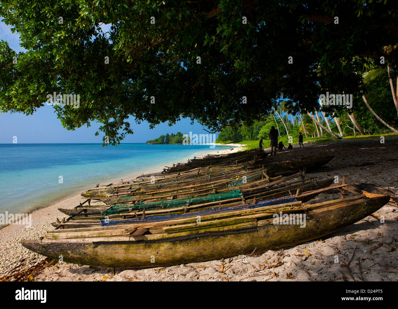 Barche sul bellissimo Kaibola deserta spiaggia nelle isole Trobriand, Papua Nuova Guinea Foto Stock