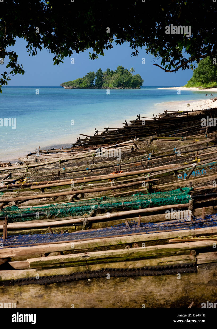 Barche sul bellissimo Kaibola deserta spiaggia nelle isole Trobriand, Papua Nuova Guinea Foto Stock
