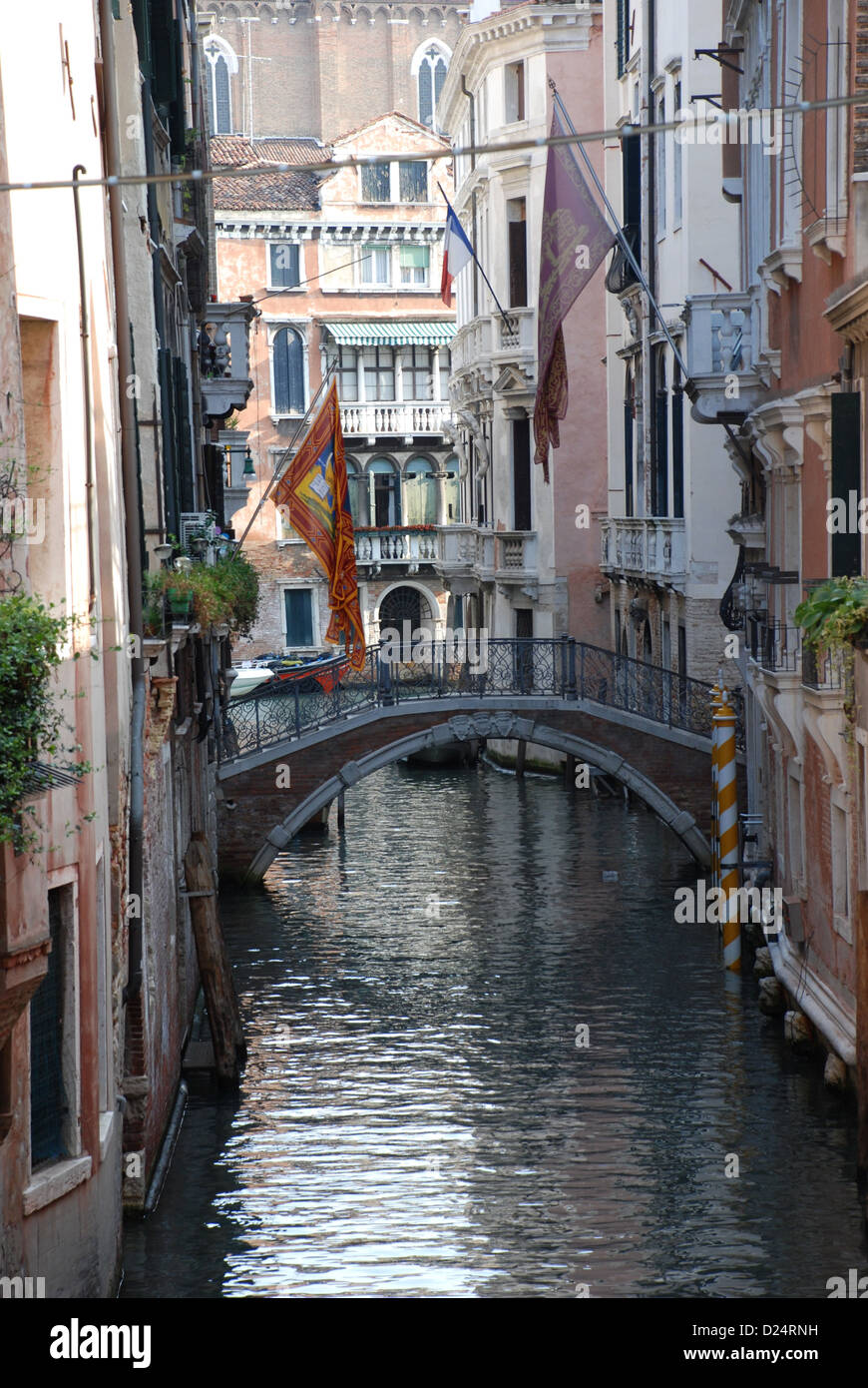 Assonnato canale laterale con ponte a Venezia Foto Stock