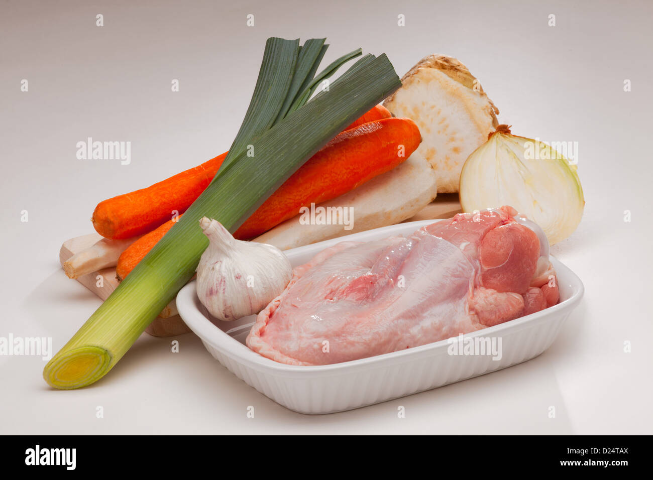 Brodo o bullion ingredienti, carne, porri, la carota, il prezzemolo rot, la cipolla, l'aglio e il sedano rapa Foto Stock
