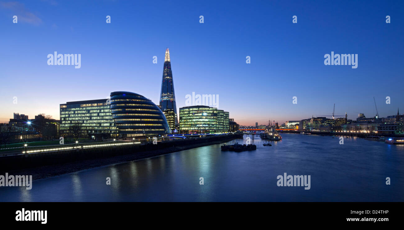 Visualizzare lungo il Tamigi lungo south bank che mostra la costruzione di Shard GLC e uffici moderni blocchi, Southwark, Londra, Regno Unito Foto Stock