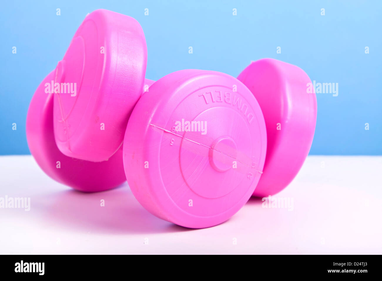 Una coppia di cinque pound rosa dumb campane. Foto Stock