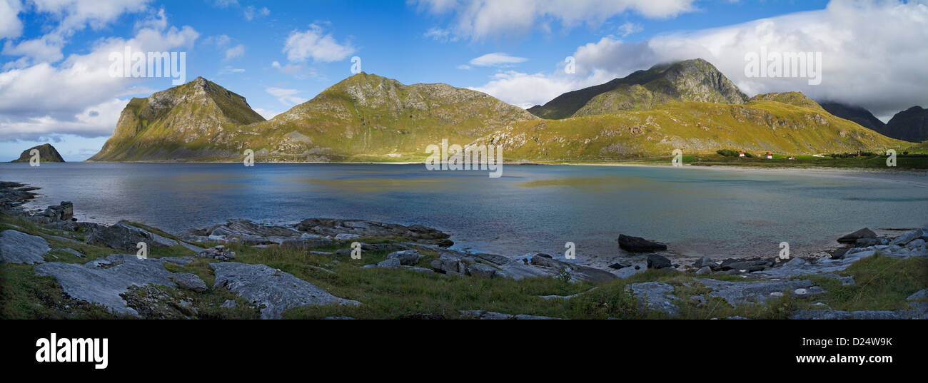 Spettacolari colline e montagne tra Vik e Uttakleiv, Lofoten, arctic Norvegia Foto Stock