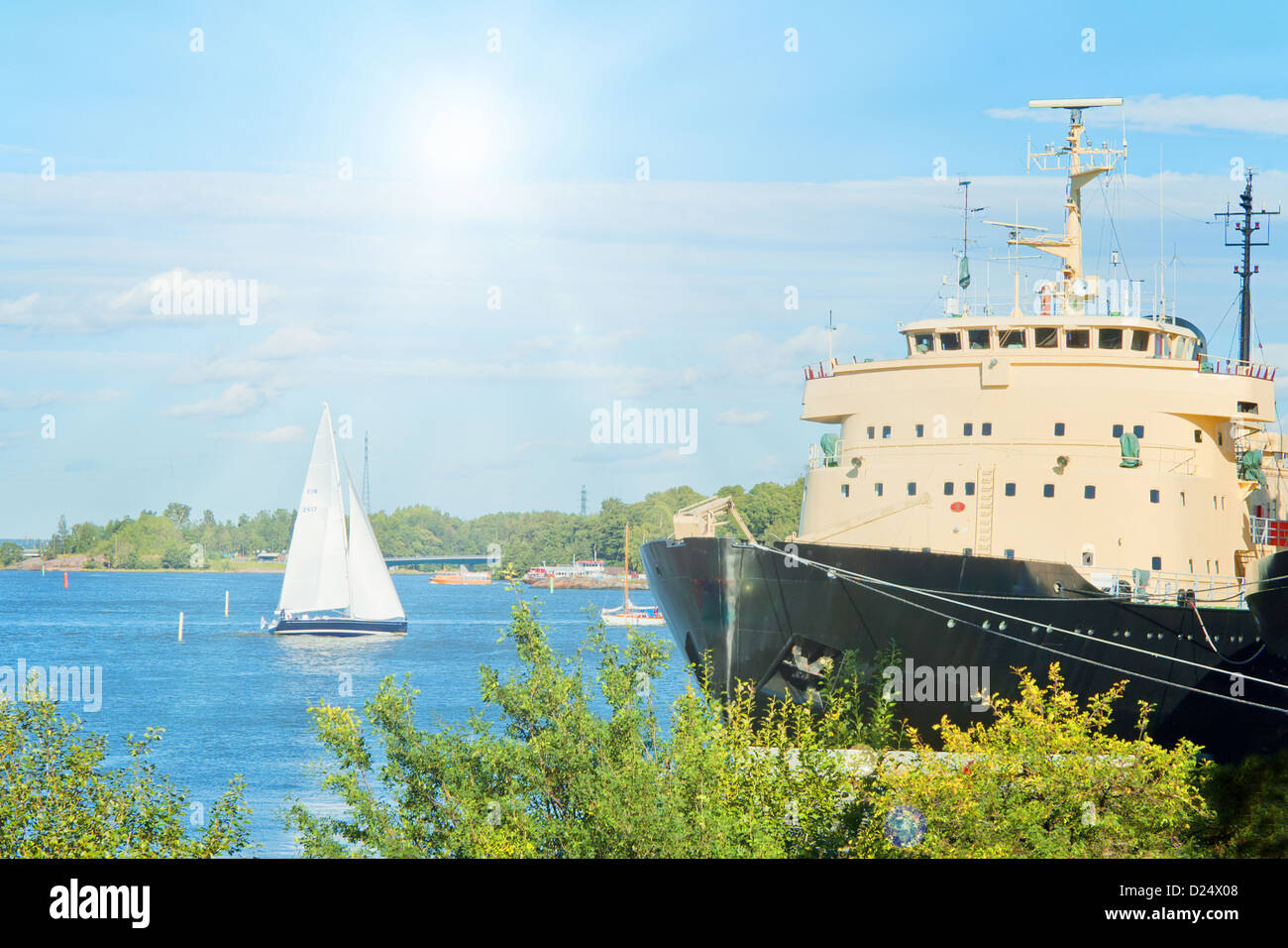 Navi e imbarcazioni sulla riva Foto Stock