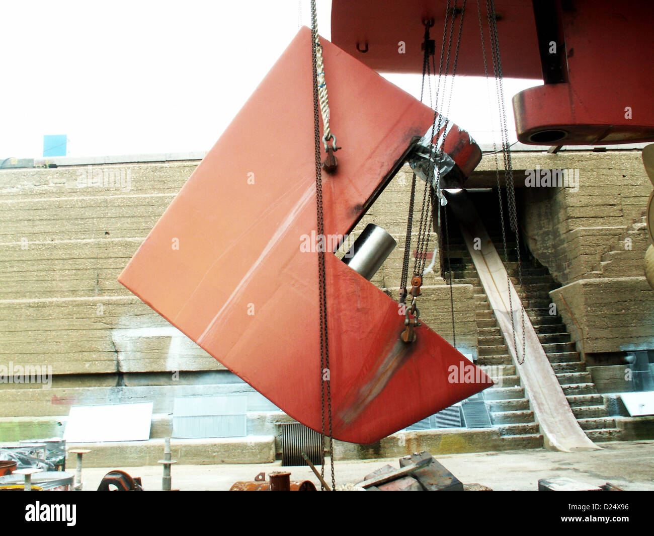 La Wielinge Stern è una nave in manutenzione presso il bacino di carenaggio SKB di Anversa, Belgio. Questo bacino di carenaggio è un punto chiave per le riparazioni e la manutenzione delle navi, garantendo l'efficienza operativa delle navi marittime. Foto Stock