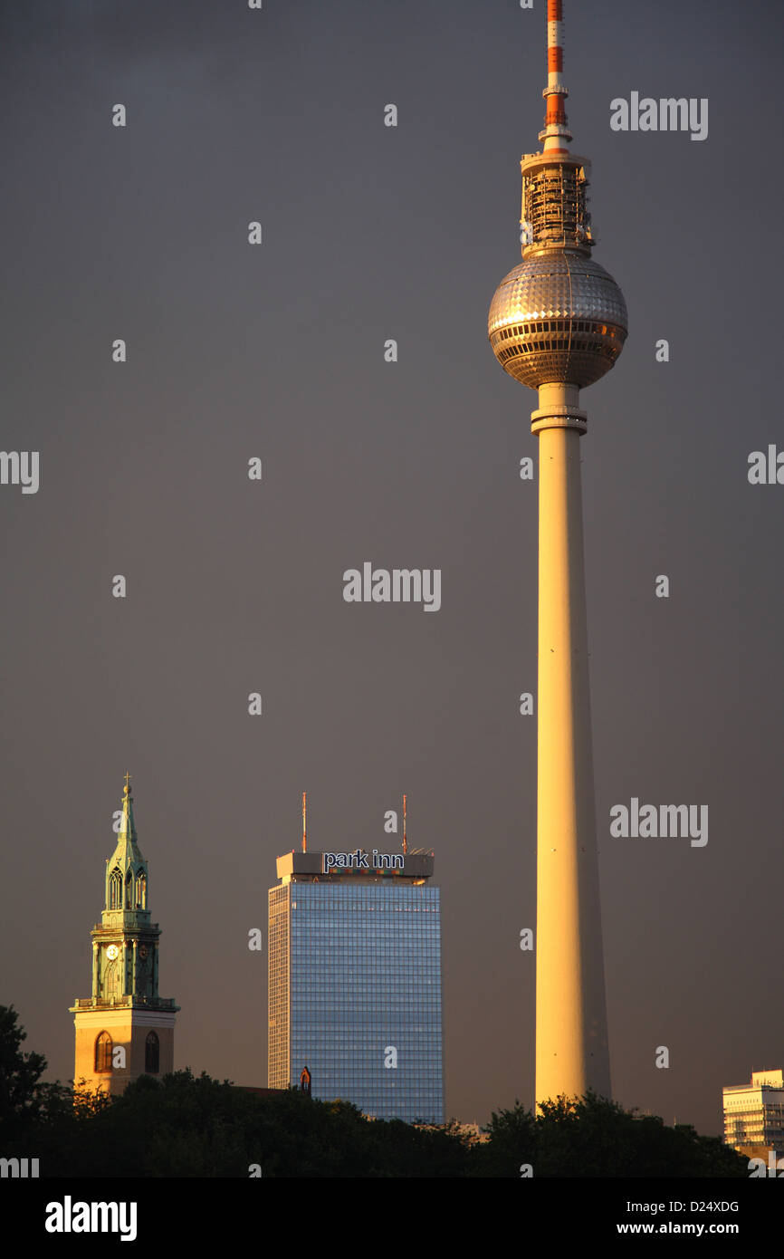 Berlino, Germania, la chiesa di Santa Maria, Park Inn e la torre della televisione a Gewitterstimmung Foto Stock