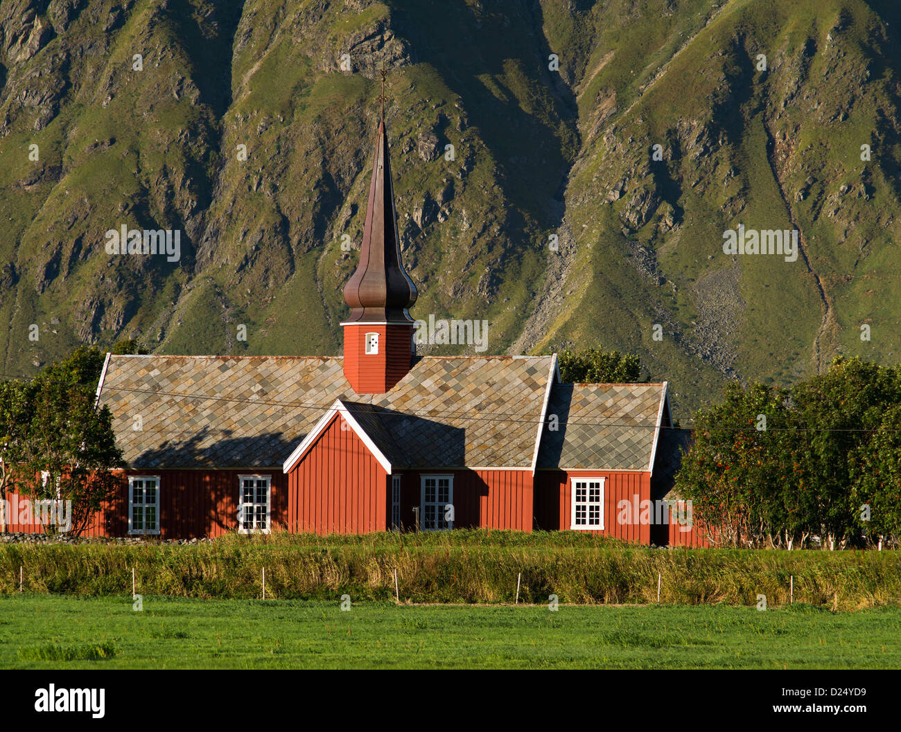 Onion-cupola chiesa di Flakstad nelle isole Lofoten di arctic Norvegia Foto Stock