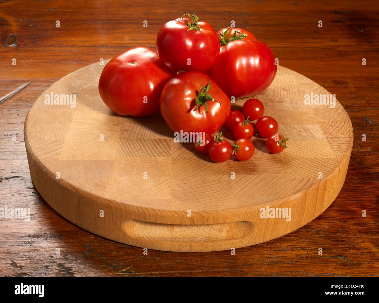 Pomodori maturi sul tavolo Foto Stock