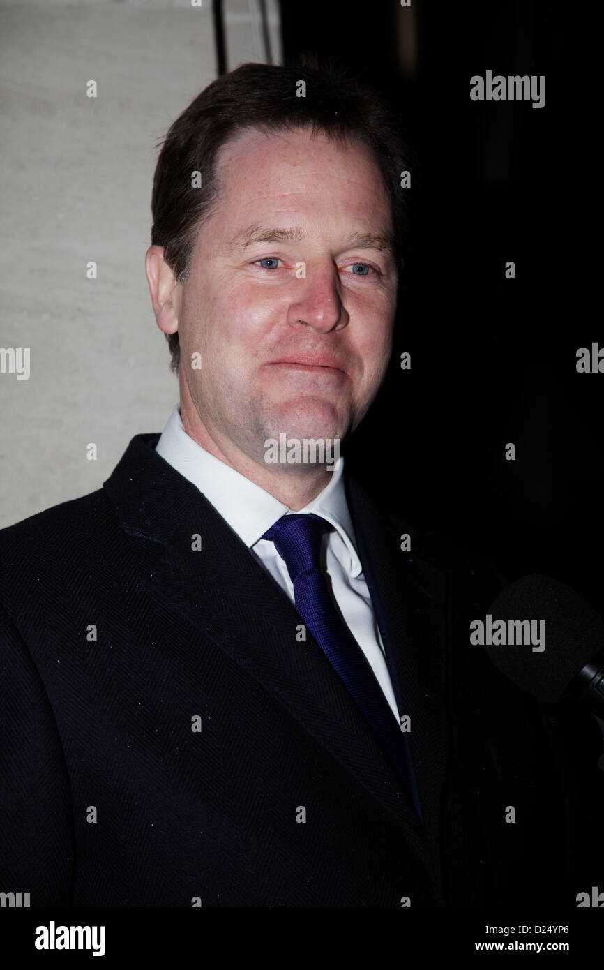 Londra, Regno Unito. Il 14 gennaio 2013. British Vice Primo Ministro Nick Clegg e Westminster City Council vice leader Robert Davis svelare un verde di placca Almack House, il sito della fondazione del partito liberale, Londra. Il Partito liberale, fondata nel giugno 1859, divenne noto come i liberali democratici di ottobre 1989 a seguito della fusione con la SDP. George Henton/Alamy Live News. Foto Stock