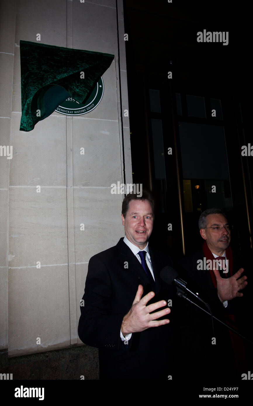 Londra, Regno Unito. Il 14 gennaio 2013. British Vice Primo Ministro Nick Clegg e Westminster City Council vice leader Robert Davis svelare un verde di placca Almack House, il sito della fondazione del partito liberale, Londra. Il Partito liberale, fondata nel giugno 1859, divenne noto come i liberali democratici di ottobre 1989 a seguito della fusione con la SDP. George Henton/Alamy Live News. Foto Stock