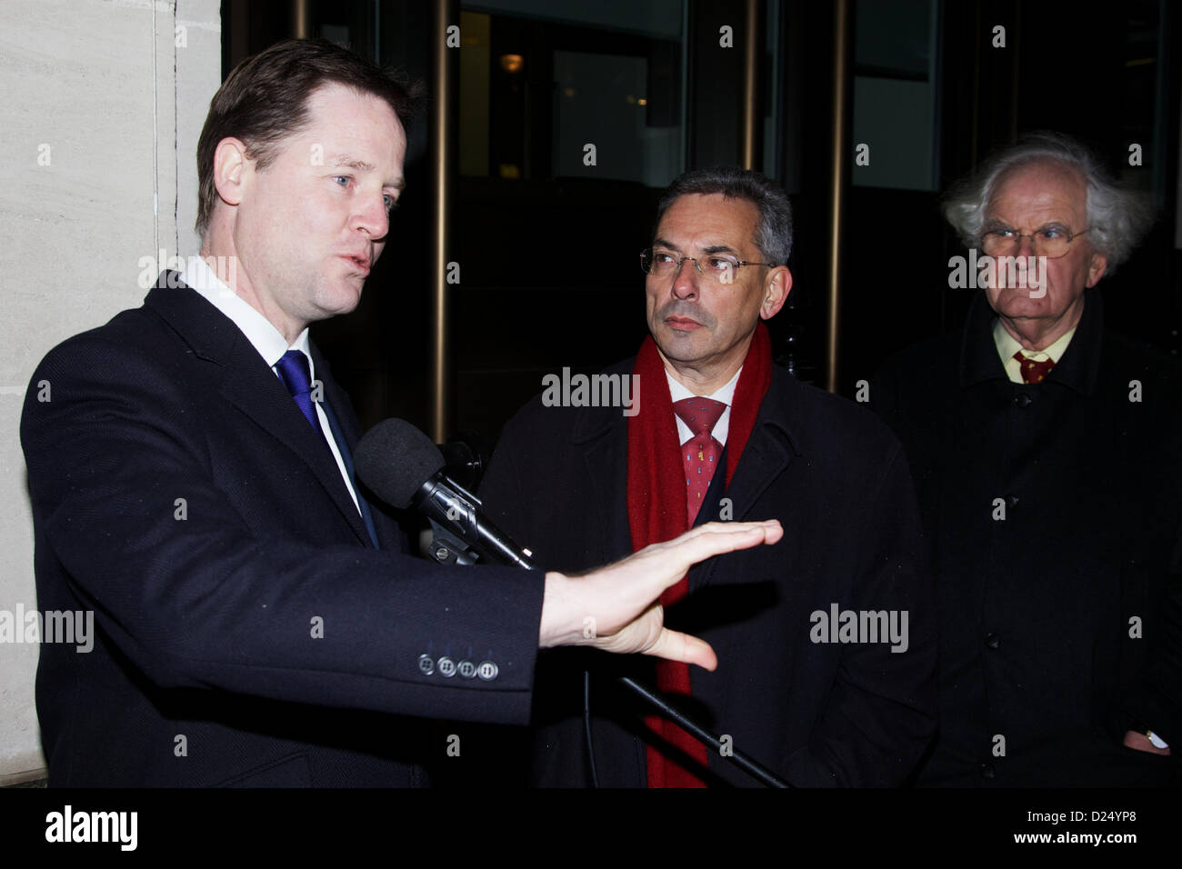 Londra, Regno Unito. Il 14 gennaio 2013. British Vice Primo Ministro Nick Clegg e Westminster City Council vice leader Robert Davis svelare un verde di placca Almack House, il sito della fondazione del partito liberale, Londra. Il Partito liberale, fondata nel giugno 1859, divenne noto come i liberali democratici di ottobre 1989 a seguito della fusione con la SDP. George Henton/Alamy Live News. Foto Stock