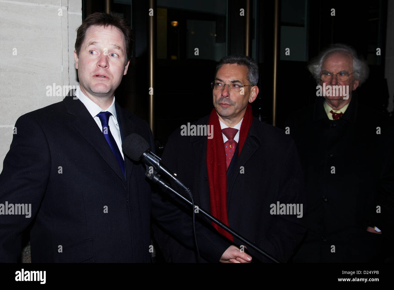 Londra, Regno Unito. Il 14 gennaio 2013. British Vice Primo Ministro Nick Clegg e Westminster City Council vice leader Robert Davis svelare un verde di placca Almack House, il sito della fondazione del partito liberale, Londra. Il Partito liberale, fondata nel giugno 1859, divenne noto come i liberali democratici di ottobre 1989 a seguito della fusione con la SDP. George Henton/Alamy Live News. Foto Stock