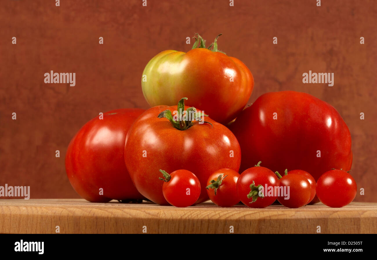 Pomodori maturi sul tavolo Foto Stock