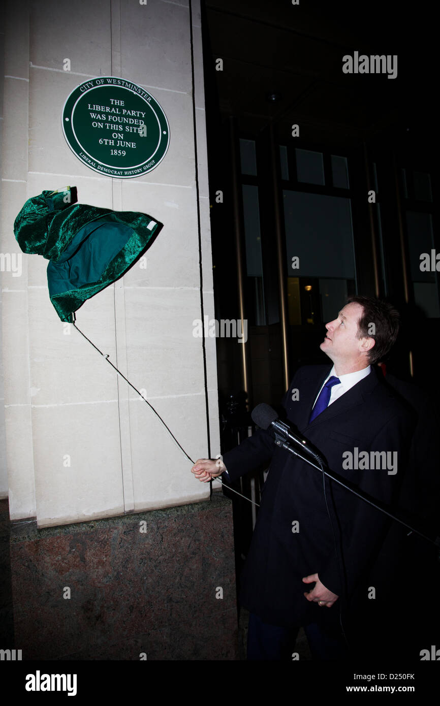 Londra, Regno Unito. Il 14 gennaio 2013. British Vice Primo Ministro Nick Clegg e Westminster City Council vice leader Robert Davis svelare un verde di placca Almack House, il sito della fondazione del partito liberale, Londra. Il Partito liberale, fondata nel giugno 1859, divenne noto come i liberali democratici di ottobre 1989 a seguito della fusione con la SDP. George Henton/Alamy Live News. Foto Stock