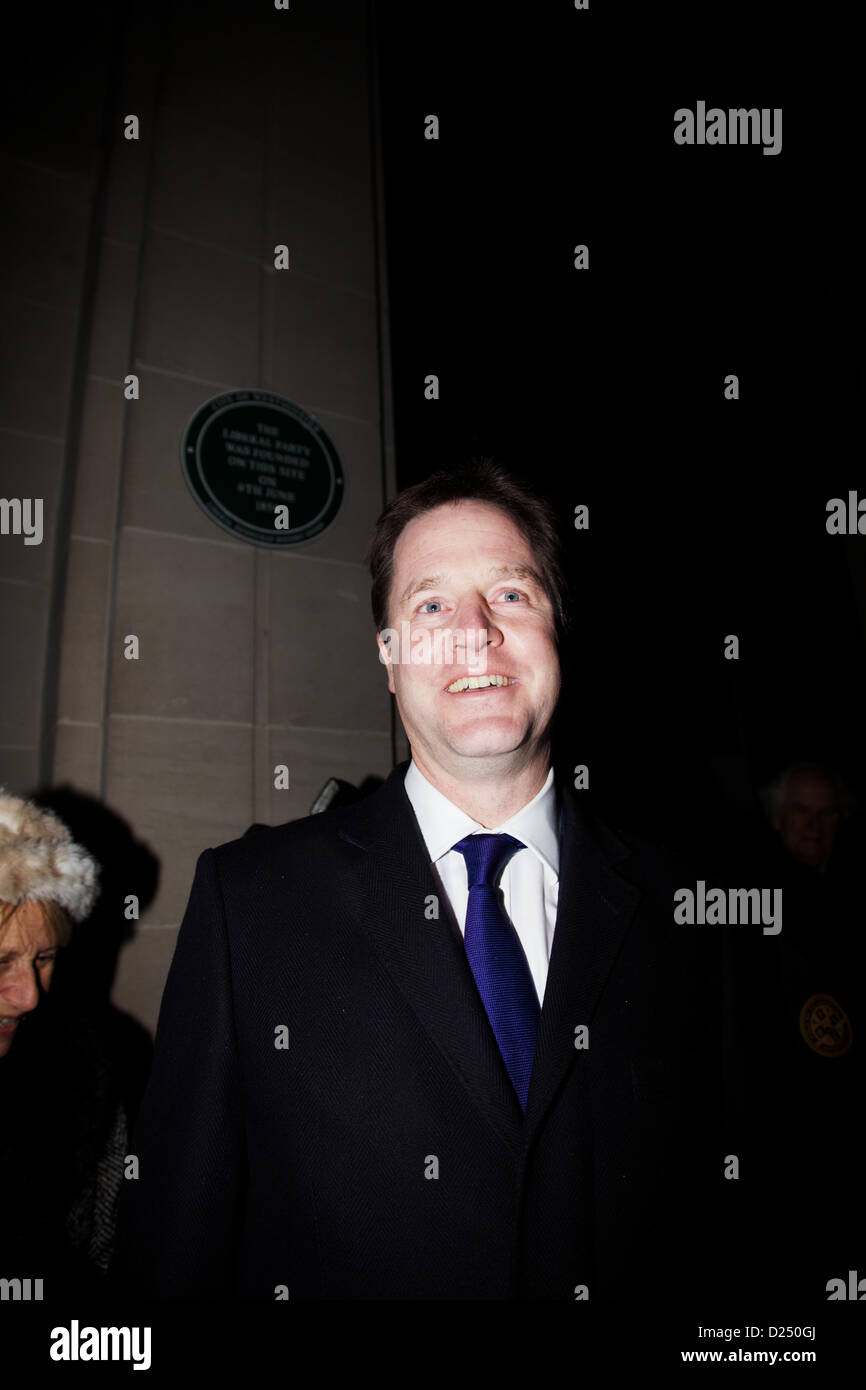 Londra, Regno Unito. Il 14 gennaio 2013. British Vice Primo Ministro Nick Clegg e Westminster City Council vice leader Robert Davis svelare un verde di placca Almack House, il sito della fondazione del partito liberale, Londra. Il Partito liberale, fondata nel giugno 1859, divenne noto come i liberali democratici di ottobre 1989 a seguito della fusione con la SDP. George Henton/Alamy Live News. Foto Stock