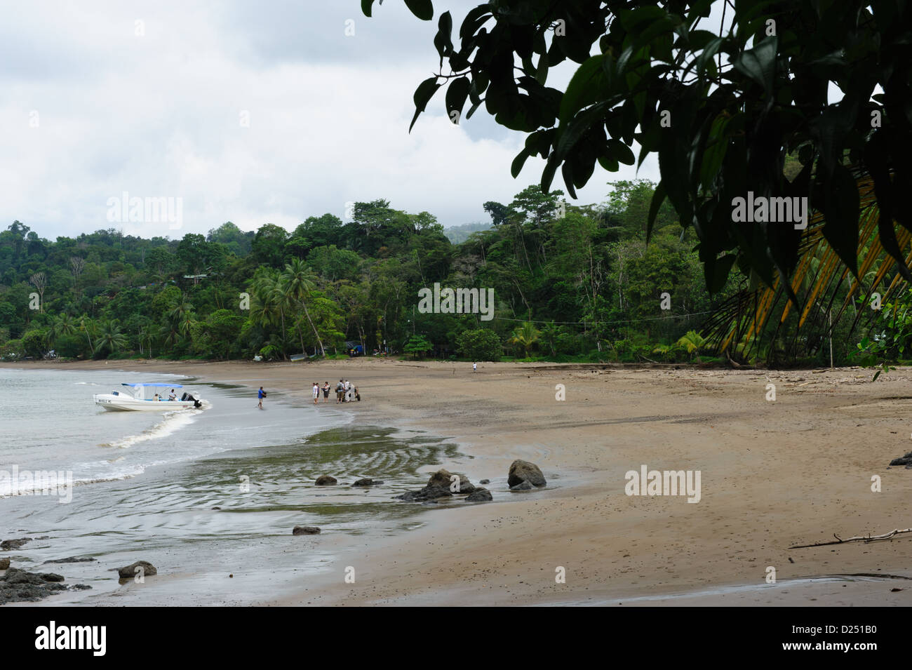 Il turista che arriva in barca sulla spiaggia di Bahia Drake. Costa Rica Foto Stock