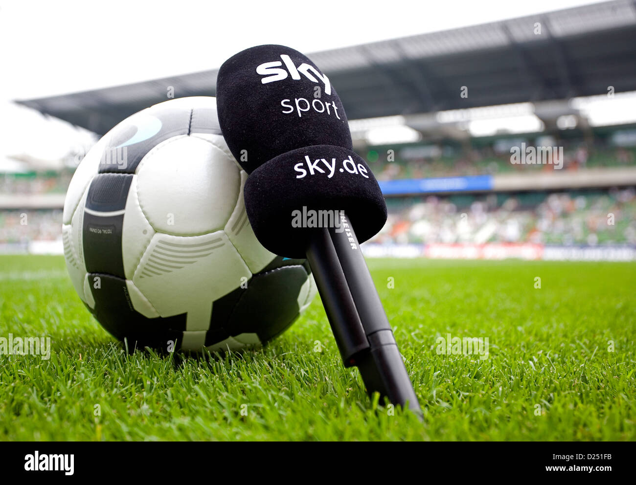Bremen, Germania, di calcio e di un microfono con il logo della stazione tv sky Foto Stock