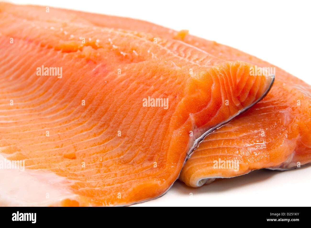 Dettaglio di salmone filetto di trota su sfondo bianco Foto Stock