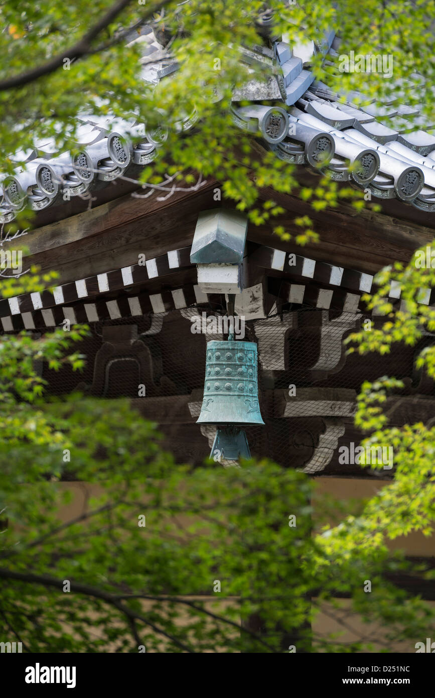 Dettaglio del tetto e la campana del Hatto cerimonia principale Hall di Tempio di Nanzenji, Kyoto in Giappone Foto Stock