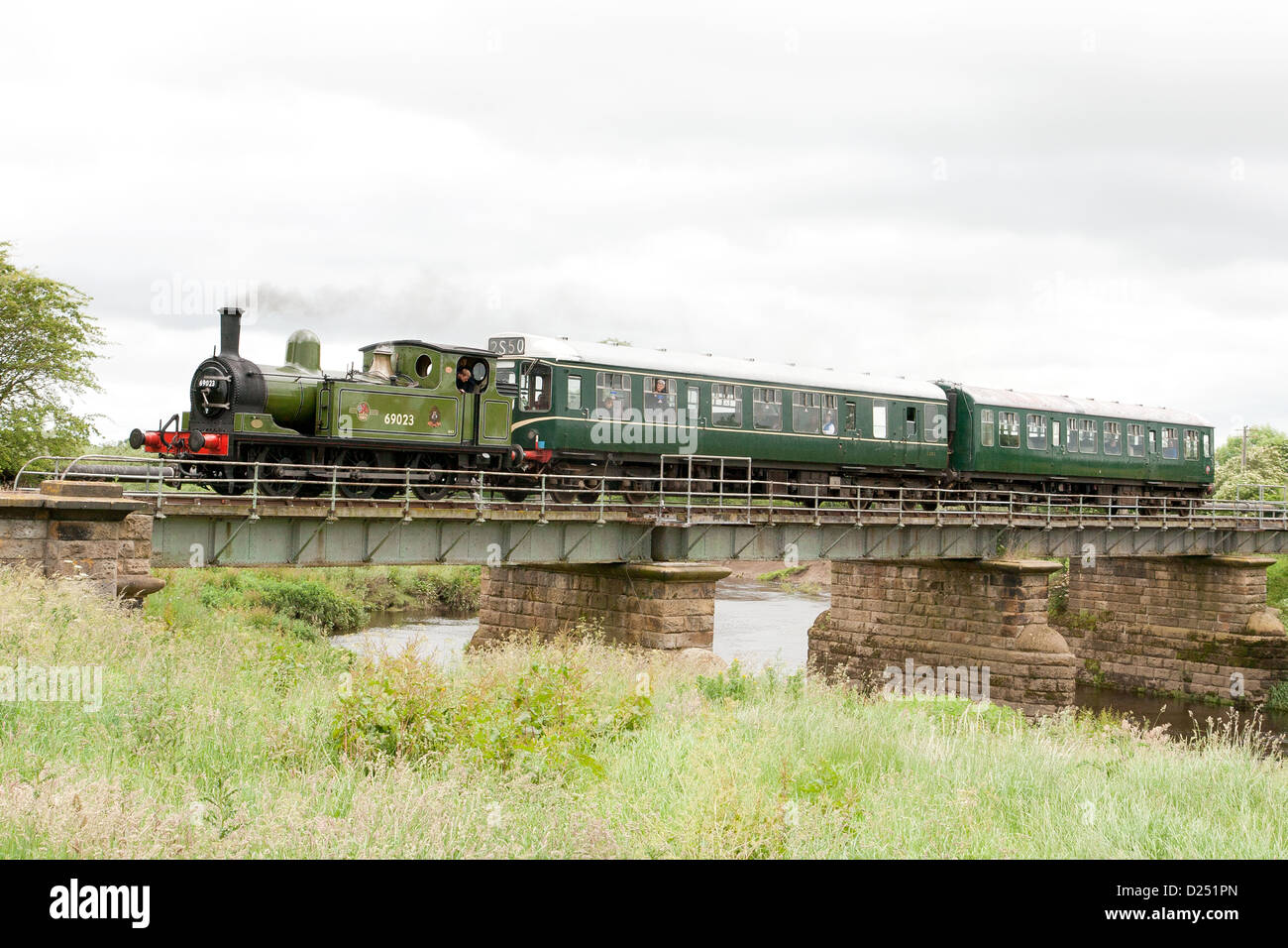 Locomotiva a vapore la trazione di un treno sul Wensleydale Railway Foto Stock