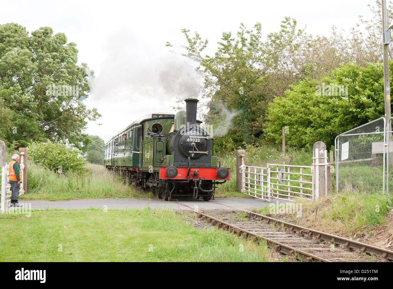 Locomotiva a vapore la trazione di un treno sul Wensleydale Railway Foto Stock