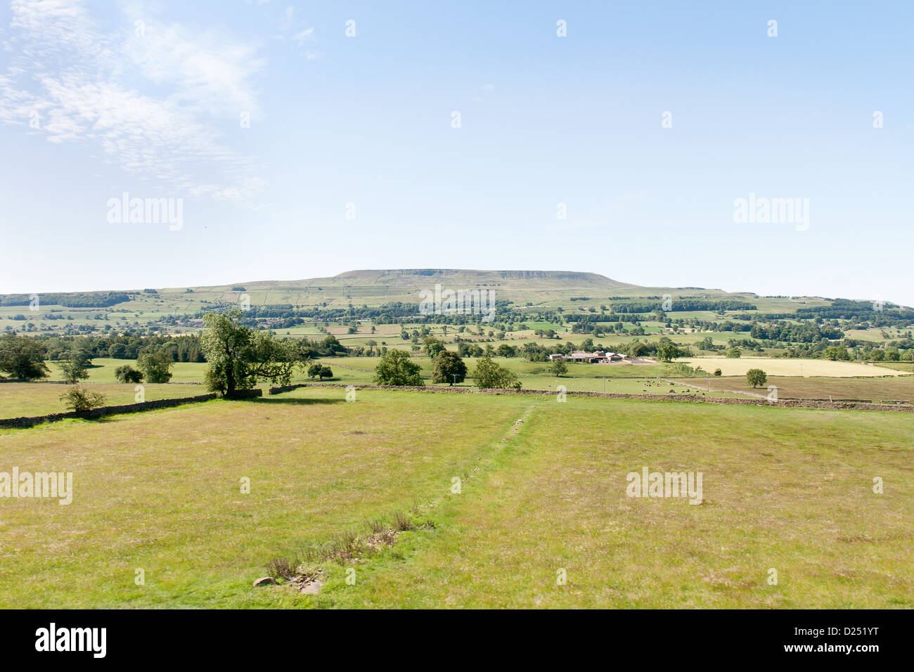 Una vista attraverso le valli dello Yorkshire dal Wensleydale Railway Foto Stock