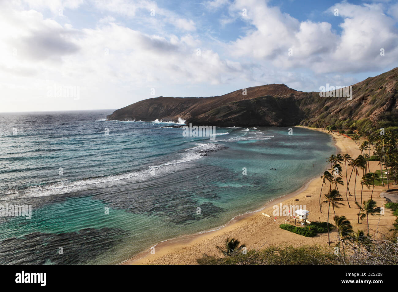 Panoramica di Hanauma Bay, Oahu Hawaii dove potete andare a fare snorkeling e immersioni subacquee appena off shore. Foto Stock