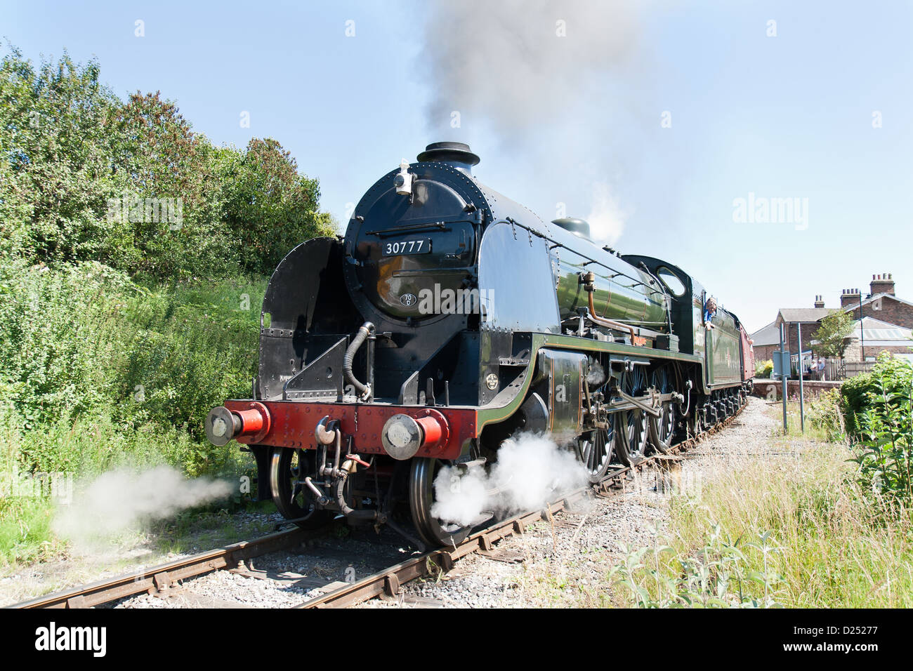 Locomotiva a vapore la trazione di un treno passeggeri sulla Wensleydale Railway Foto Stock