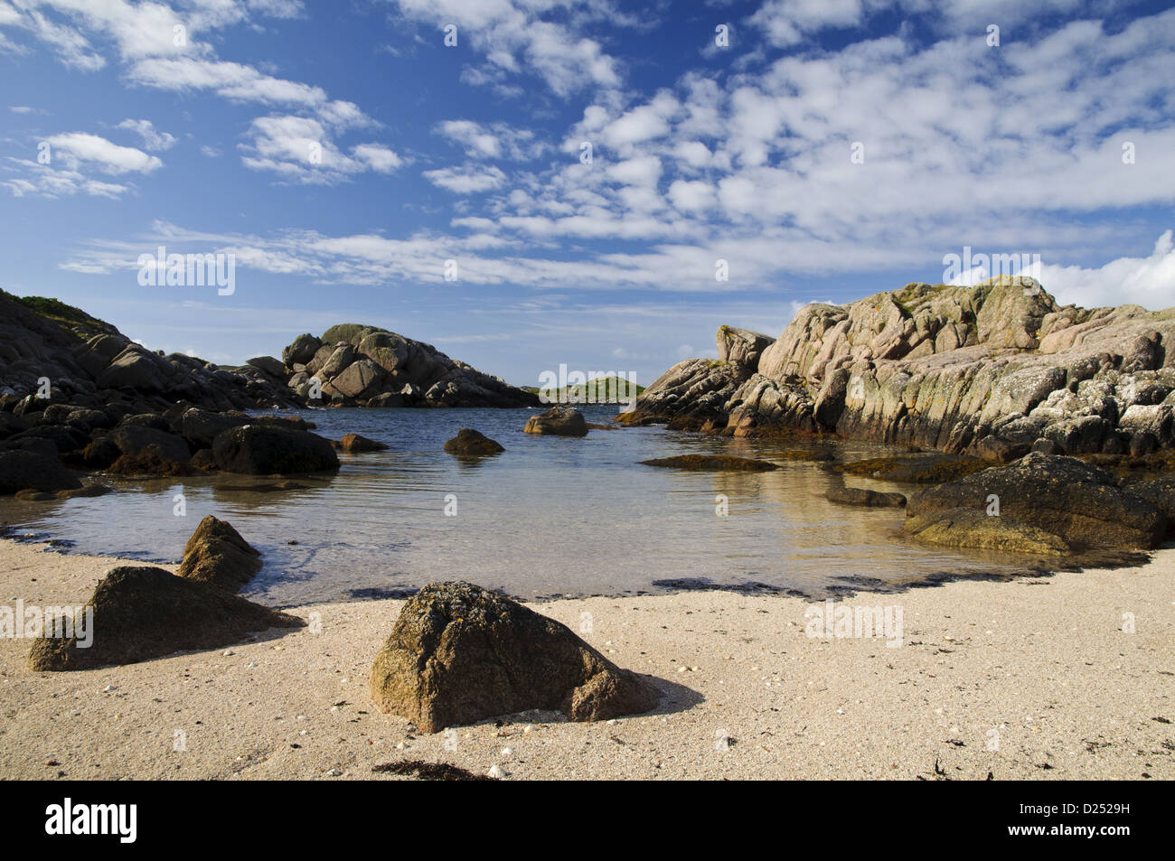 Vista della spiaggia rocciosa, Fidden, Isle of Mull, Ebridi Interne, Scozia, Agosto Foto Stock