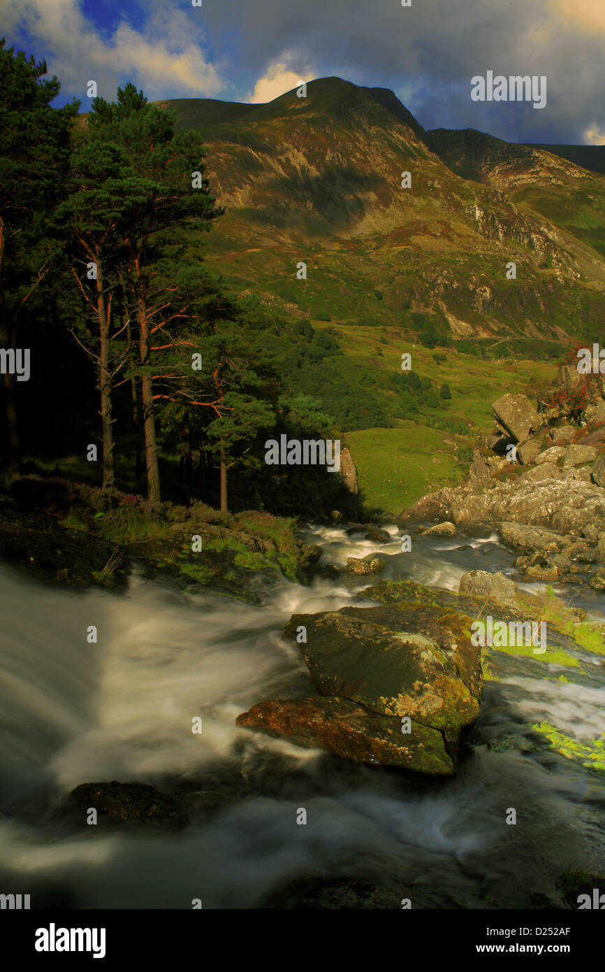 Vista della cascata nella valle con la montagna in background, Ogwen Falls, Afon Ogwen, Mynydd Perfedd, Snowdonia, Galles, Settembre Foto Stock