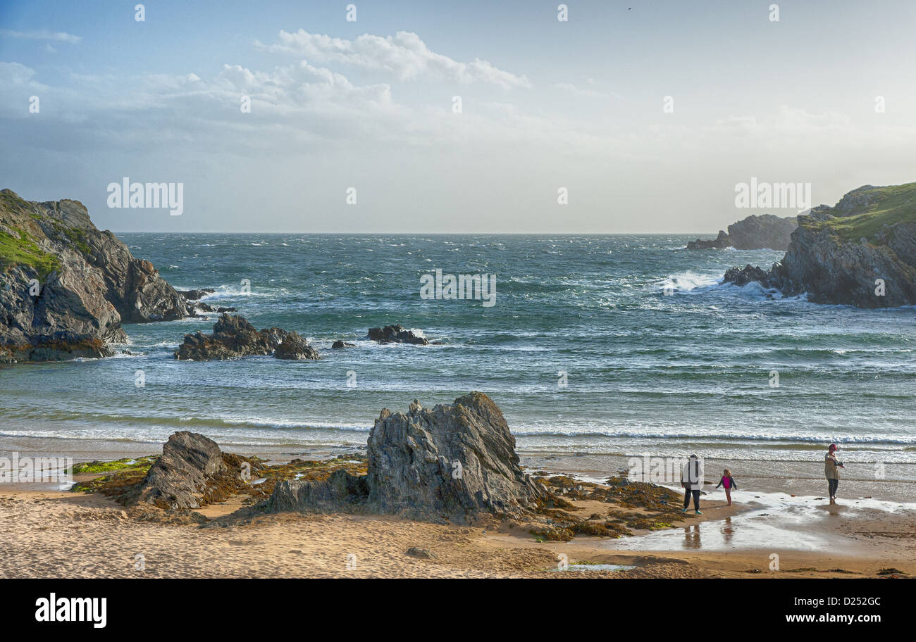 Vista della spiaggia rocciosa e mare increspato e Porth Dafarch, Holyhead, Isola Santa, Anglesey, Galles, Agosto Foto Stock