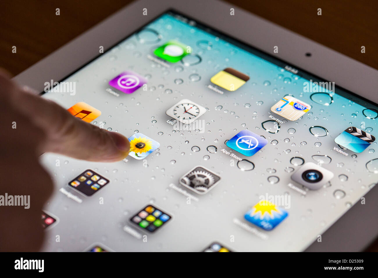 Persona è utilizzando un Ipad, un computer tablet. Foto Stock