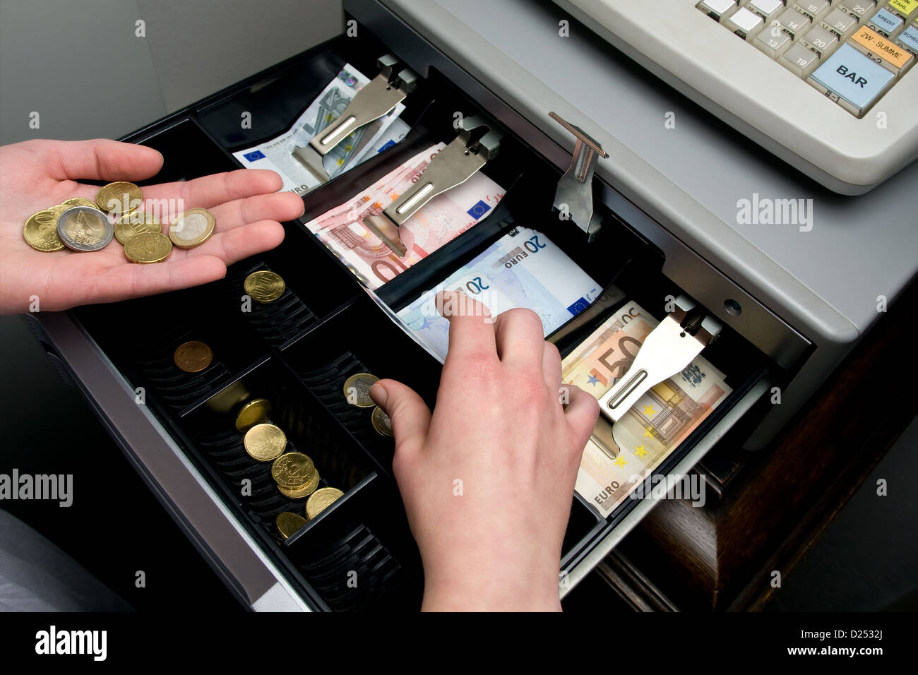 Berlino, Germania, il denaro in un registro di cassa è contato Foto Stock
