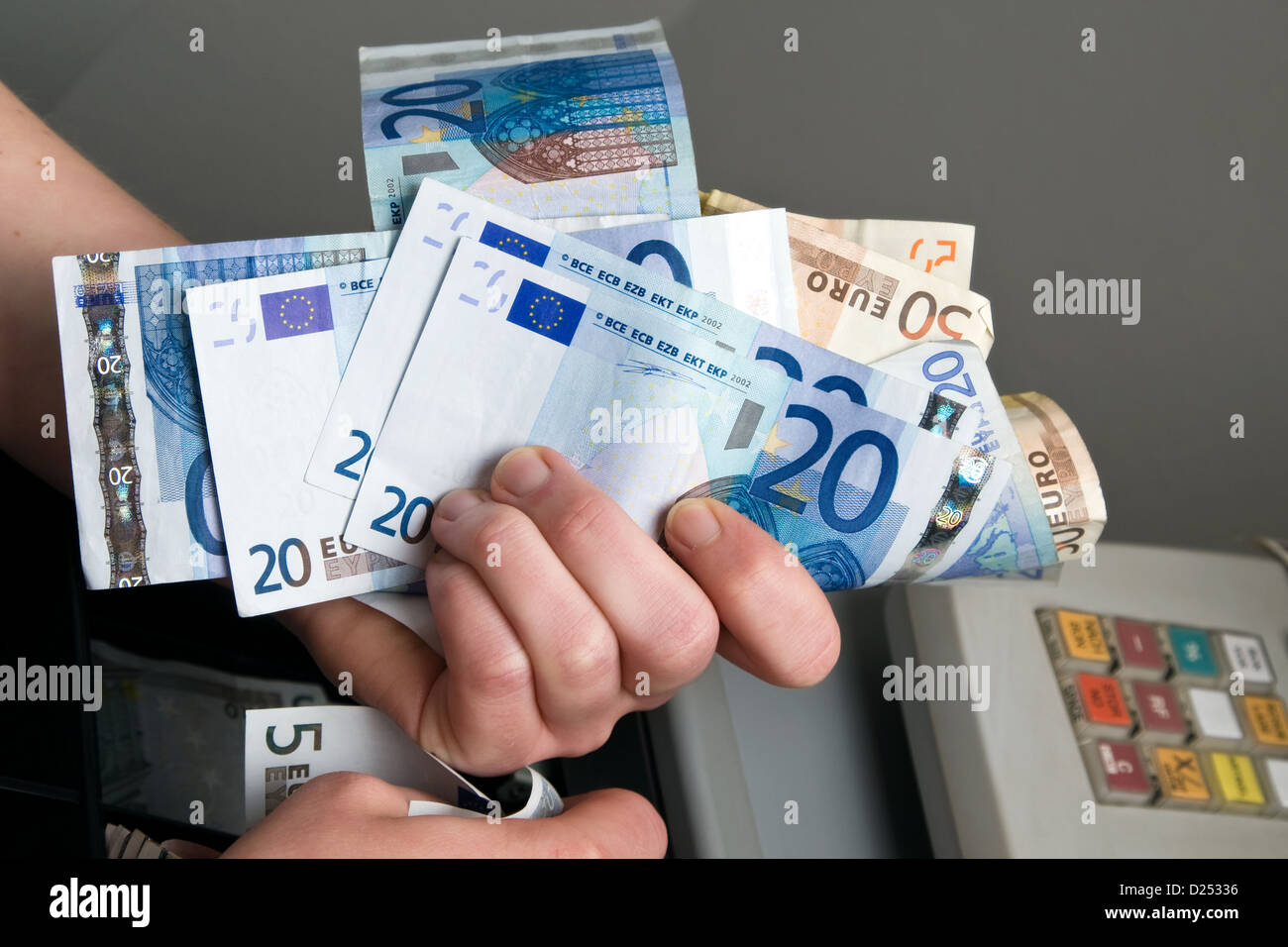 Berlino, Germania, il denaro contante è presa OUT del registratore di cassa Foto Stock