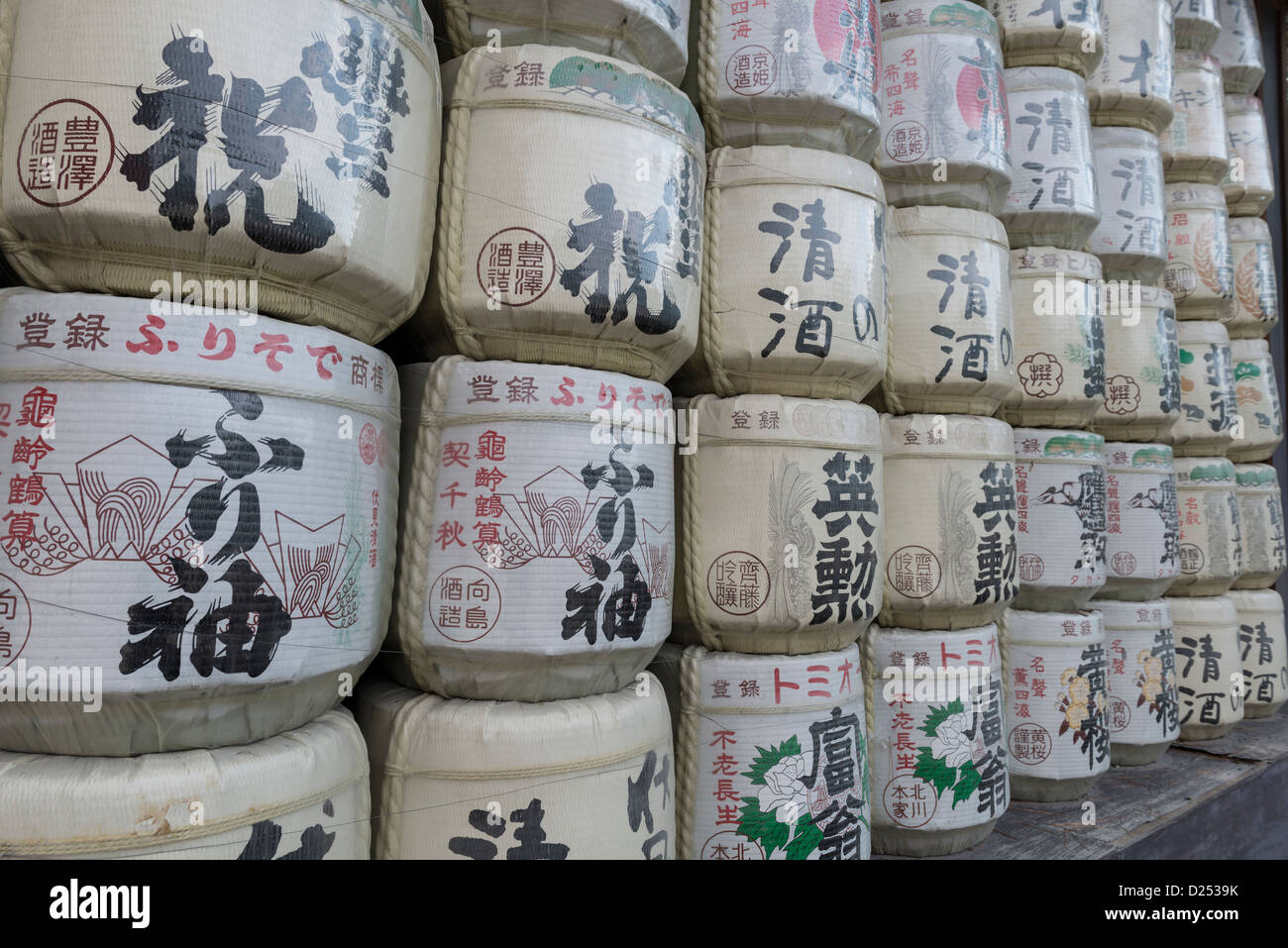 Motivi di barili a lato del cancello Otenmon, Santuario Heian, Kyoto in Giappone Foto Stock