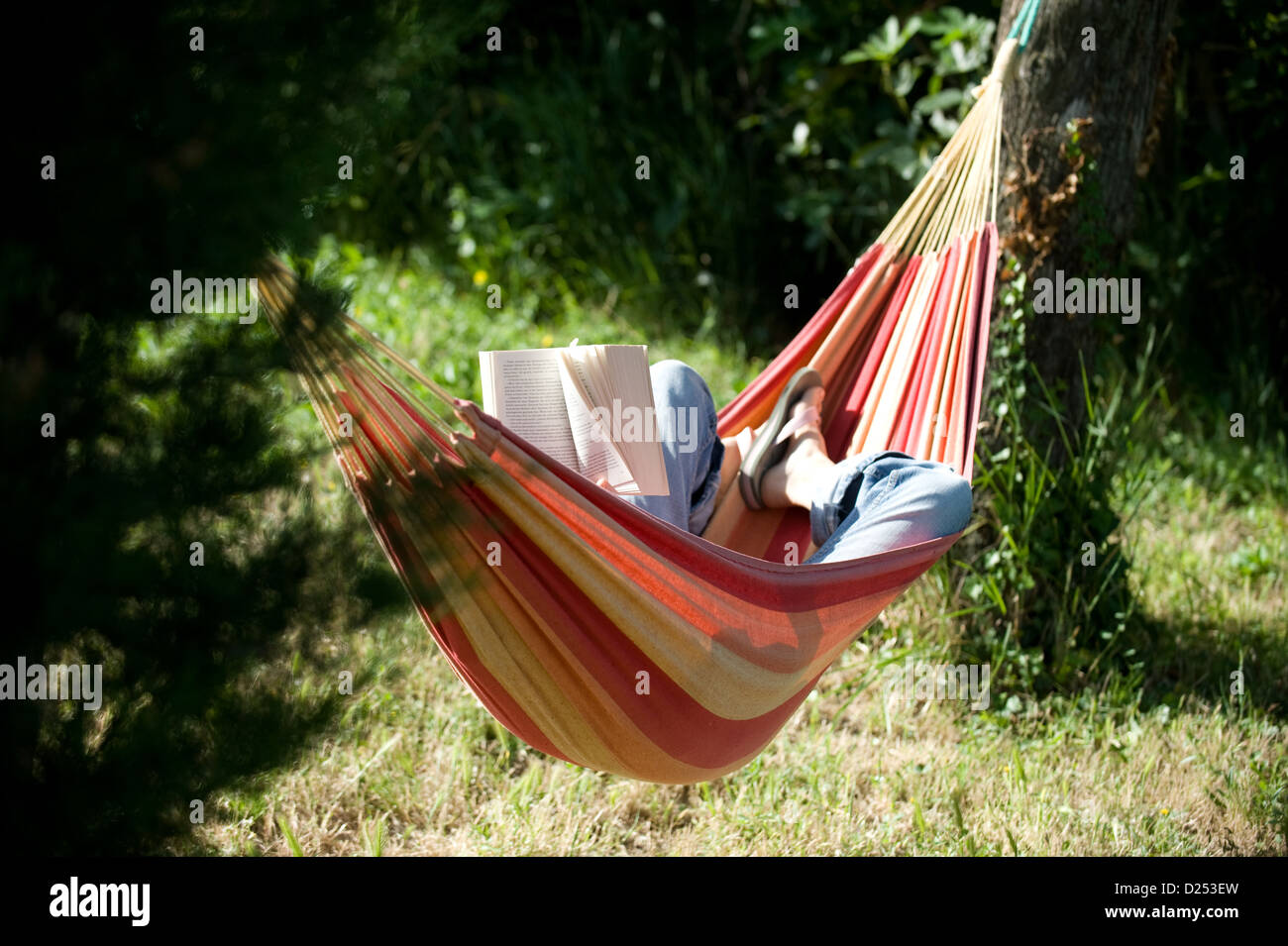 Vacqueyras, Francia, una donna è la lettura e il relax in una amaca Foto Stock