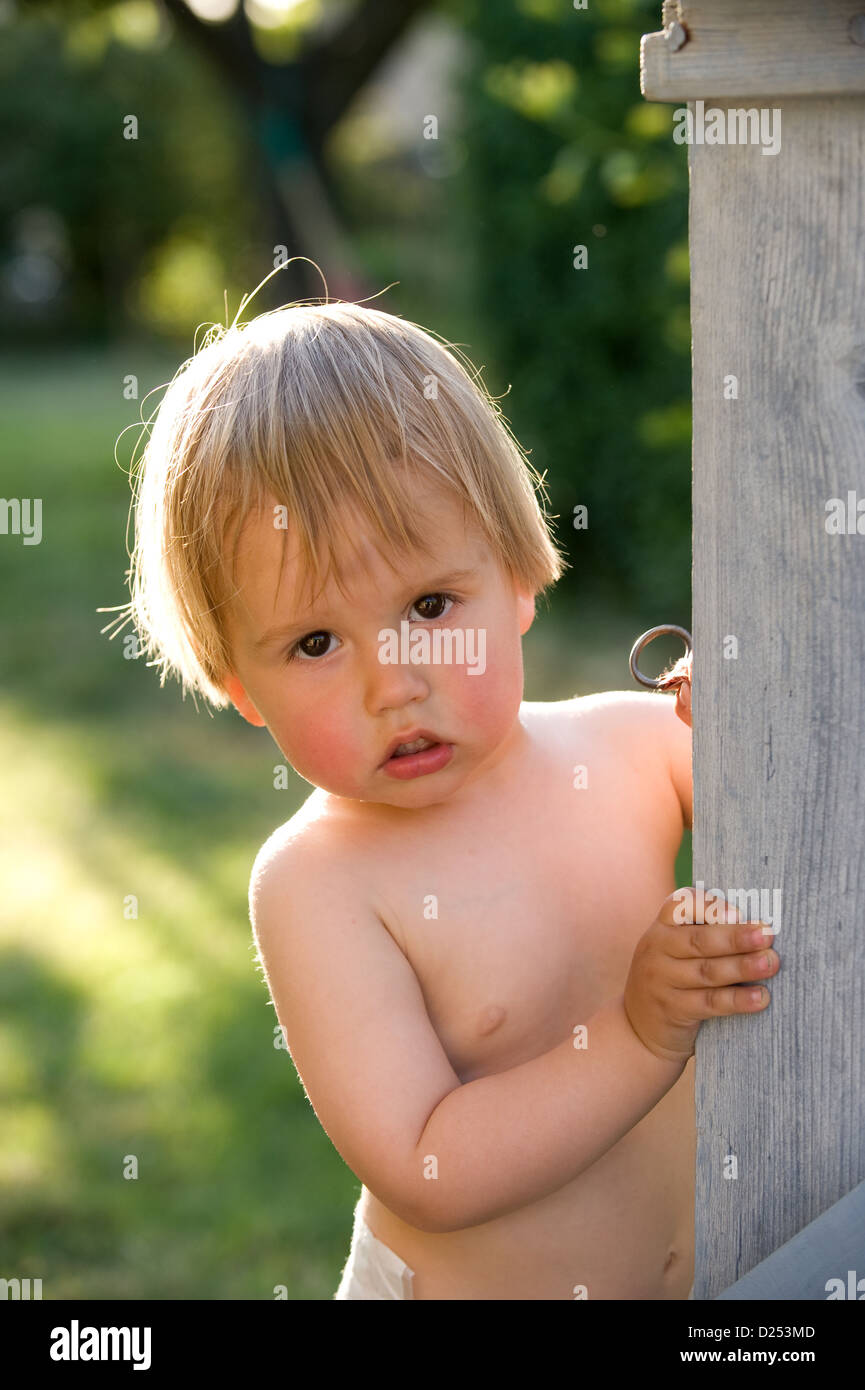 Vacqueyras, Francia, un piccolo ragazzo al cancello con una chiave in mano Foto Stock