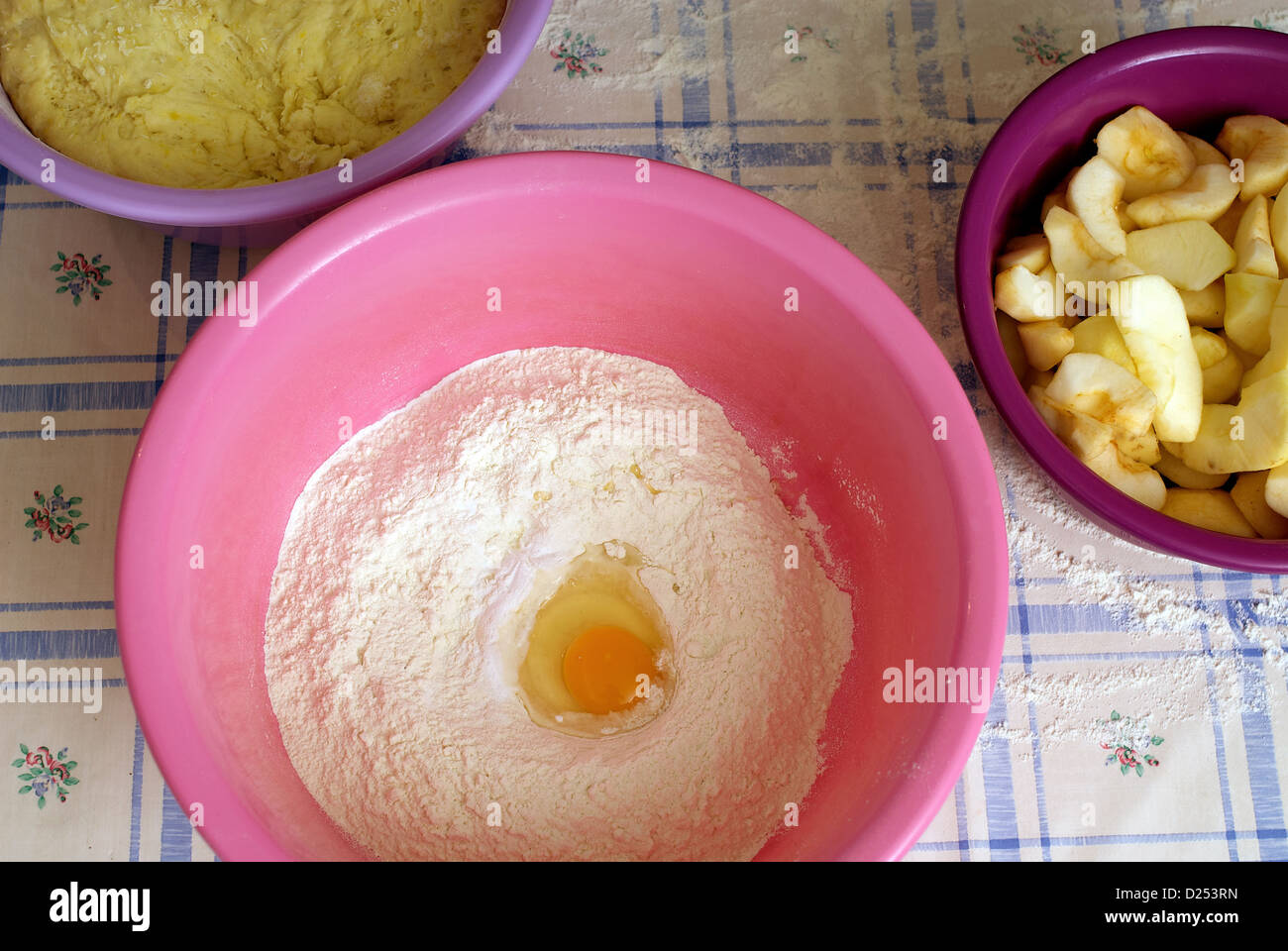 Nauen, Germania, lievito, farina, l'uovo e la crostata di mele per Foto Stock