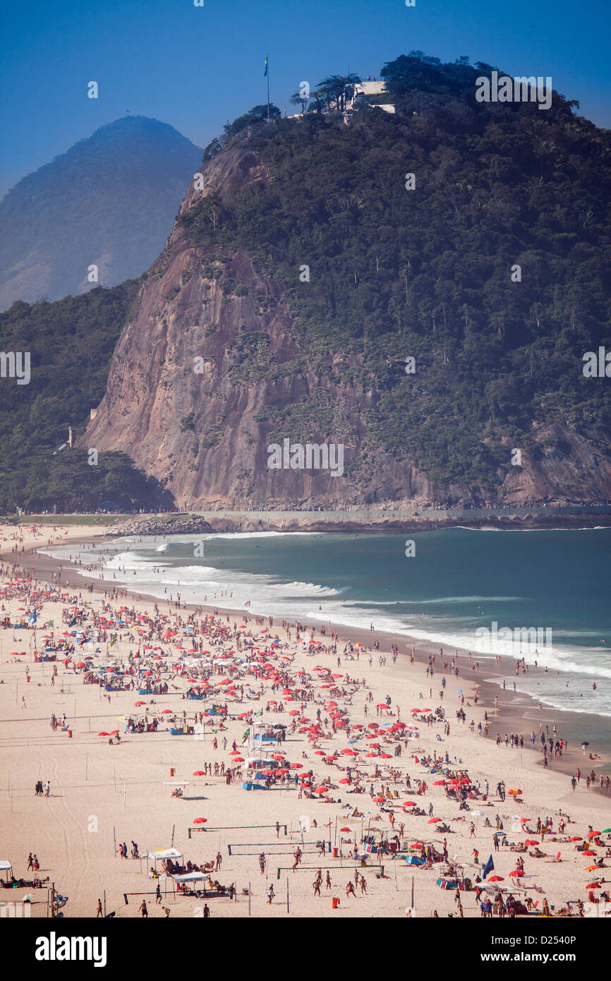 Spiaggia di Leme - all'estremità lontana di Copacabana, mostrando Morro de Leme collina, Rio de Janeiro, Brasile Foto Stock