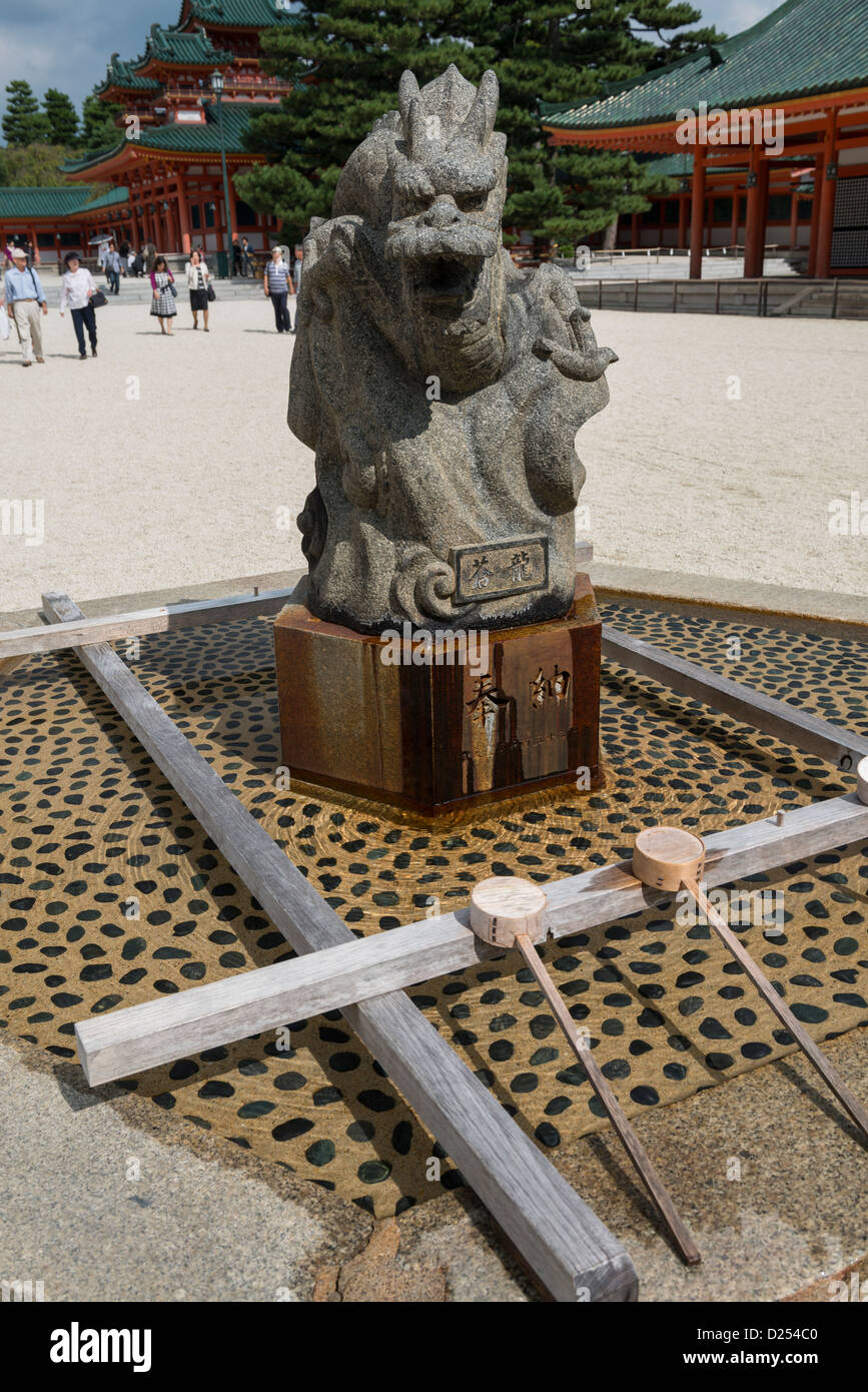 Il Chōzuya Fontana nel Santuario Heian, Kyoto in Giappone Foto Stock